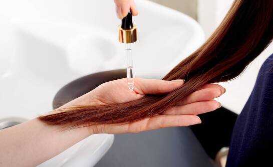 Kiedy odżywka emolientowa, a kiedy proteinowa sprawdzi się w pielęgnacji włosów?