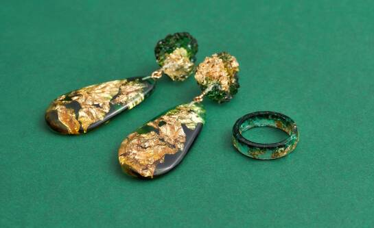 Jak samodzielnie zrobić wisiorek, kolczyki i naszyjnik z żywicy, które zachwycą oryginalnością?