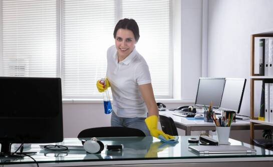 Jak często powinno odbywać się sprzątanie biur w różnych branżach?