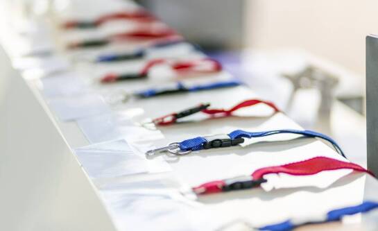 Jak długo utrzymuje się nadruk na smyczach reklamowych?