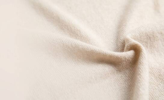 Który materiał lepiej się sprawdza w eleganckich kreacjach - kaszmir czy tafta?