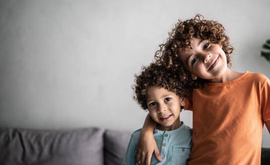 Jak dbać o kręcone włosy dziecka, by były zdrowe i lśniące?