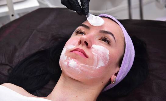 Oczyszczanie twarzy u kosmetyczki - na czym polega, czy jest dobre, skuteczne i ile kosztuje?