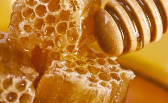 Czy miód jest tuczący i kaloryczny? Obalamy mity na temat tego naturalnego słodzika.