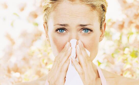 Czy miód uczula? Kiedy na niego uważać i jak rozpoznać objawy alergii.