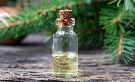 Olejek pichtowy: na co pomaga? Poznaj jego właściwości i zastosowania.