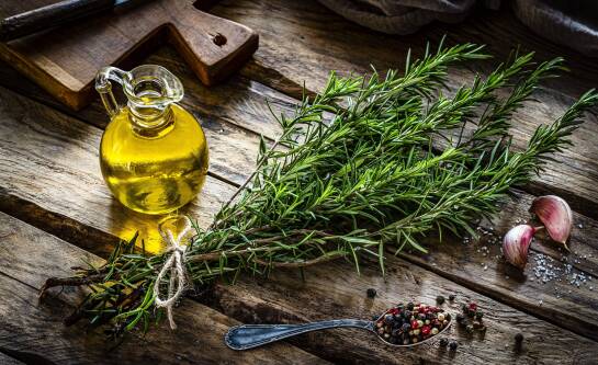 Domowy olejek z rozmarynu: jak go zrobić i stosować dla zdrowia włosów i skóry.