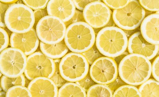 Jak zrobić olejek cytrynowy? Sprawdzone sposoby na cytrusowy aromat w Twoim domu.