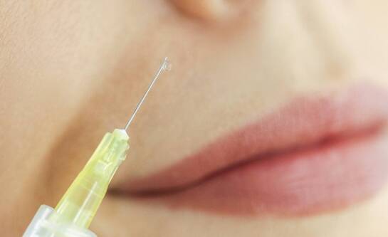 Kto może ostrzykiwać kwasem hialuronowym? Jakie kwalifikacje są wymagane, aby wykonać ten zabieg bezpiecznie.