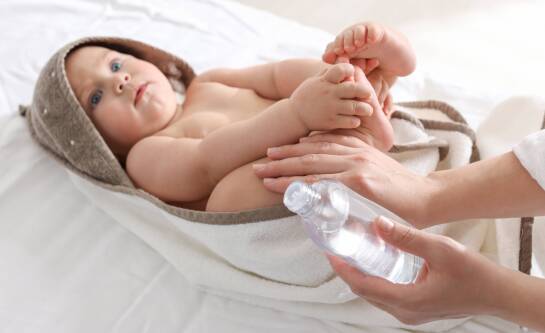 Jakie naturalne kosmetyki dla noworodka? Bezpieczna pielęgnacja od pierwszych dni życia.