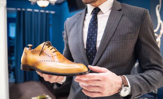 Jak czyścić jasne buty ze skóry? Proste metody, które przywrócą im blask.