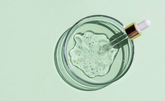 Co pierwsze: tonik czy serum? Poznaj prawidłową kolejność, aby wzmocnić działanie kosmetyków.