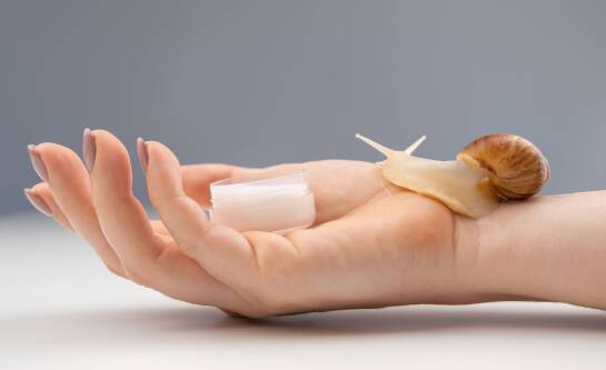 Co na zniszczone dłonie? Domowe sposoby i najlepsze kremy, które przywrócą im gładkość.