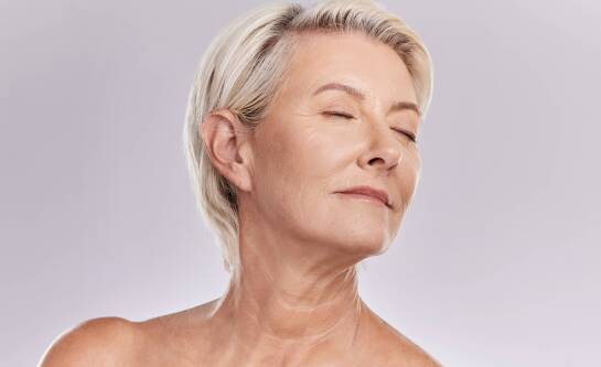Co na zwiotczałą szyję? Poznaj skuteczne ćwiczenia i zabiegi, które przywrócą jej jędrność.