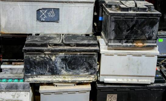 Jakie są różnice w cenach akumulatorów i co na nie wpływa?