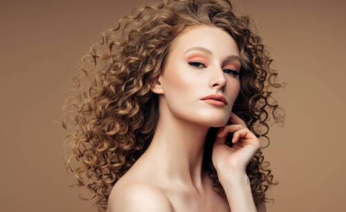 Nowoczesne fryzury dla osób z kręconymi włosami - inspiracje i porady