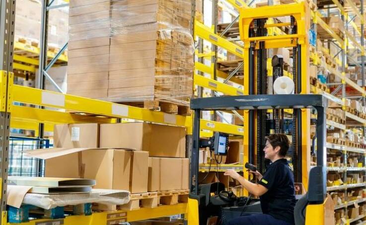 Kluczowe korzyści z użycia baterii trakcyjnych w logistyce magazynowej
