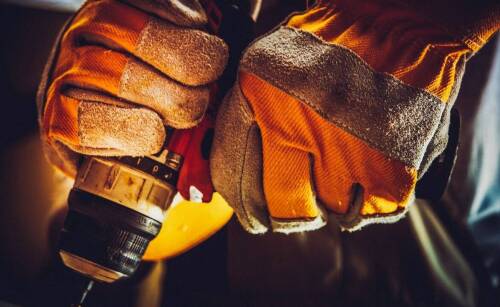 Personalizacja kurtek roboczych – jak dostosować je do potrzeb firmy?