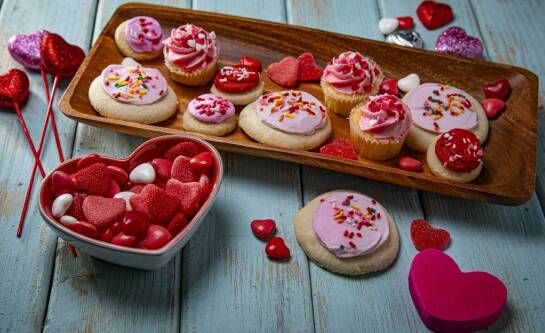 Ręcznie robione dekoracje z masy cukrowej – magia na torcie