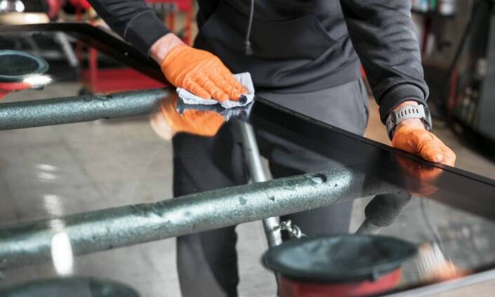 Profesjonalna wymiana szyb samochodowych – co gwarantuje trwałość usługi?