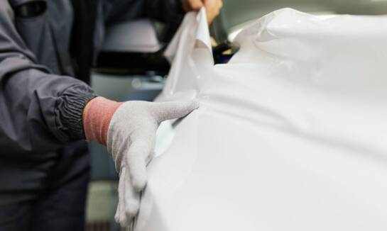 Jakie są korzyści z oklejania burty łodzi w kontekście ochrony przed warunkami atmosferycznymi?