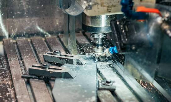 Rola zaawansowanych maszyn CNC w produkcji części aluminiowych
