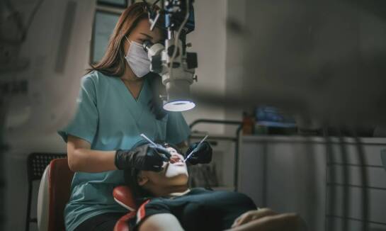 Jakie są techniki stosowane w chirurgii stomatologicznej do usuwania torbieli?