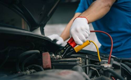 Jak uniknąć uszkodzeń elektrycznych przy zakładaniu akumulatora?