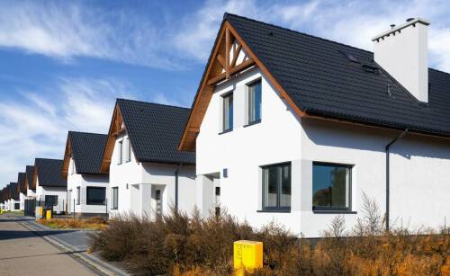 Nowe osiedle – jak instalacje światłowodowe wpływają na jakość życia?