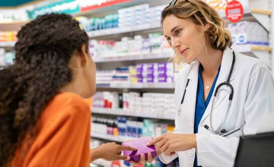 Dlaczego warto korzystać z leków refundowanych oferowanych przez aptekę?