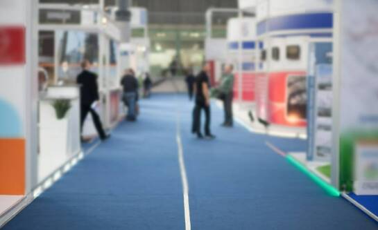 Jak projektowanie stoisk wpływa na doświadczenia odwiedzających targi?