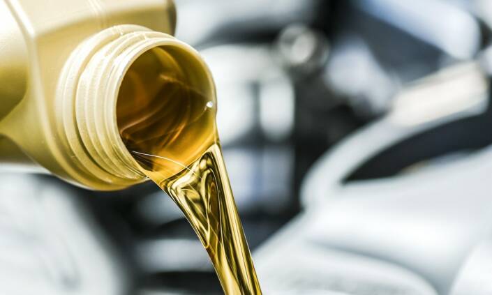 Jakie kluczowe informacje dostarczają oznaczenia olejowe w kontekście serwisowania pojazdów?