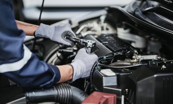 Co obejmuje kontrola układu kierowniczego podczas przeglądów rejestracyjnych?