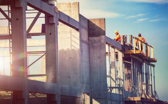 Jakie są wyzwania przy realizacji projektów z wykorzystaniem wież stalowych?