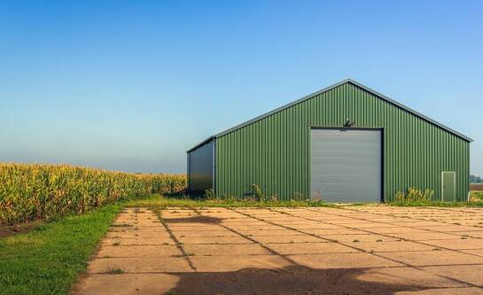 Jakie korzyści niesie współpraca z czołowym producentem garaży blaszanych?