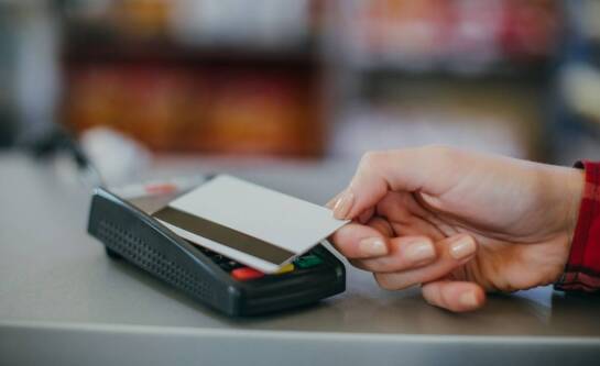 Zalety używania kart plastikowych z nadrukiem w sektorze detalicznym