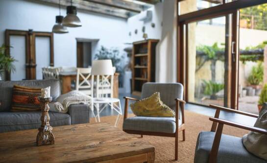 Salon w stylu rustykalnym. Na jakie meble postawić?