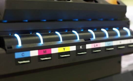 Jakie są zalety stosowania wielowarstwowych etykiet na opakowania?