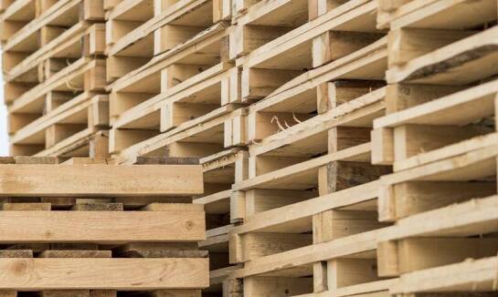 Rola palet drewnianych w pakowaniu wielkogabarytowym – zalety i zastosowania