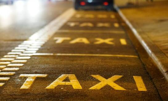 Dlaczego warto znać ceny taxi przed wyjściem na sylwestrową zabawę?