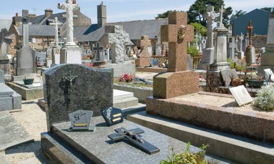 Jakie rzeźby ręczne mogą wzbogacić pomniki cmentarne?