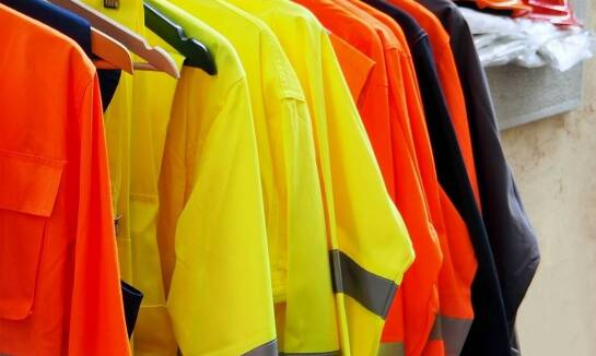 Letnia odzież robocza z elementami odblaskowymi – poprawa bezpieczeństwa na drodze