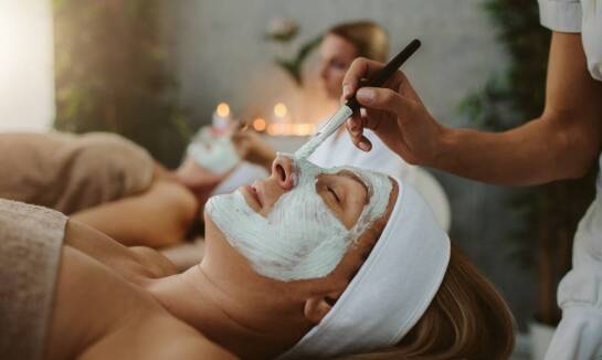 Terapie regeneracyjne: Jak przywracają młodość skórze?