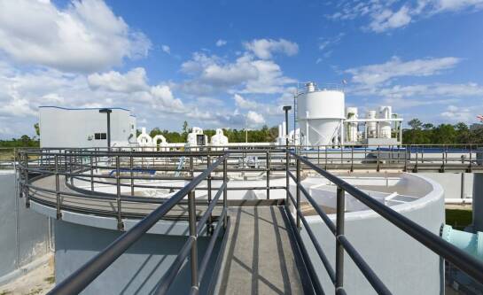 W jaki sposób stacje uzdatniania wody zwalczają nieprzyjemne zapachy i smaki?