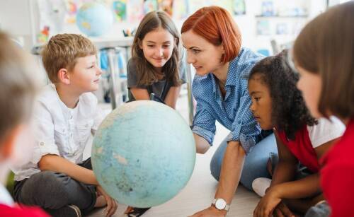 Jakie doświadczenia czekają na dzieci podczas zajęć o gwiazdozbiorach?