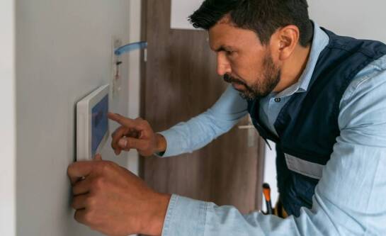 Jakie zalety oferują przewodowe instalacje alarmowe w porównaniu do bezprzewodowych?