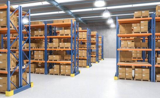 Kompleksowe rozwiązania magazynowe: zastosowanie regałów półkowych