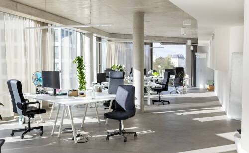 Obrotowe fotele biurowe a ich rola w poprawie koncentracji pracowników