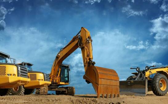 Wynajem sprzętu budowlanego: Jakie maszyny są niezbędne przy sterowanych przewiertach?