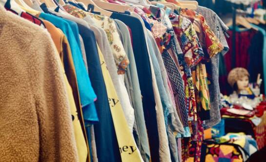 Zrównoważona moda i outletowa odzież: jak wpływają na rynek?